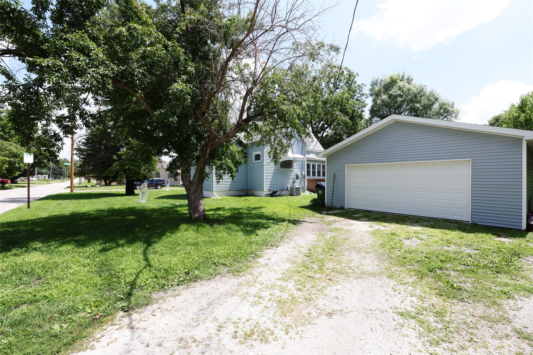 607 Clay Street Property Photo 6