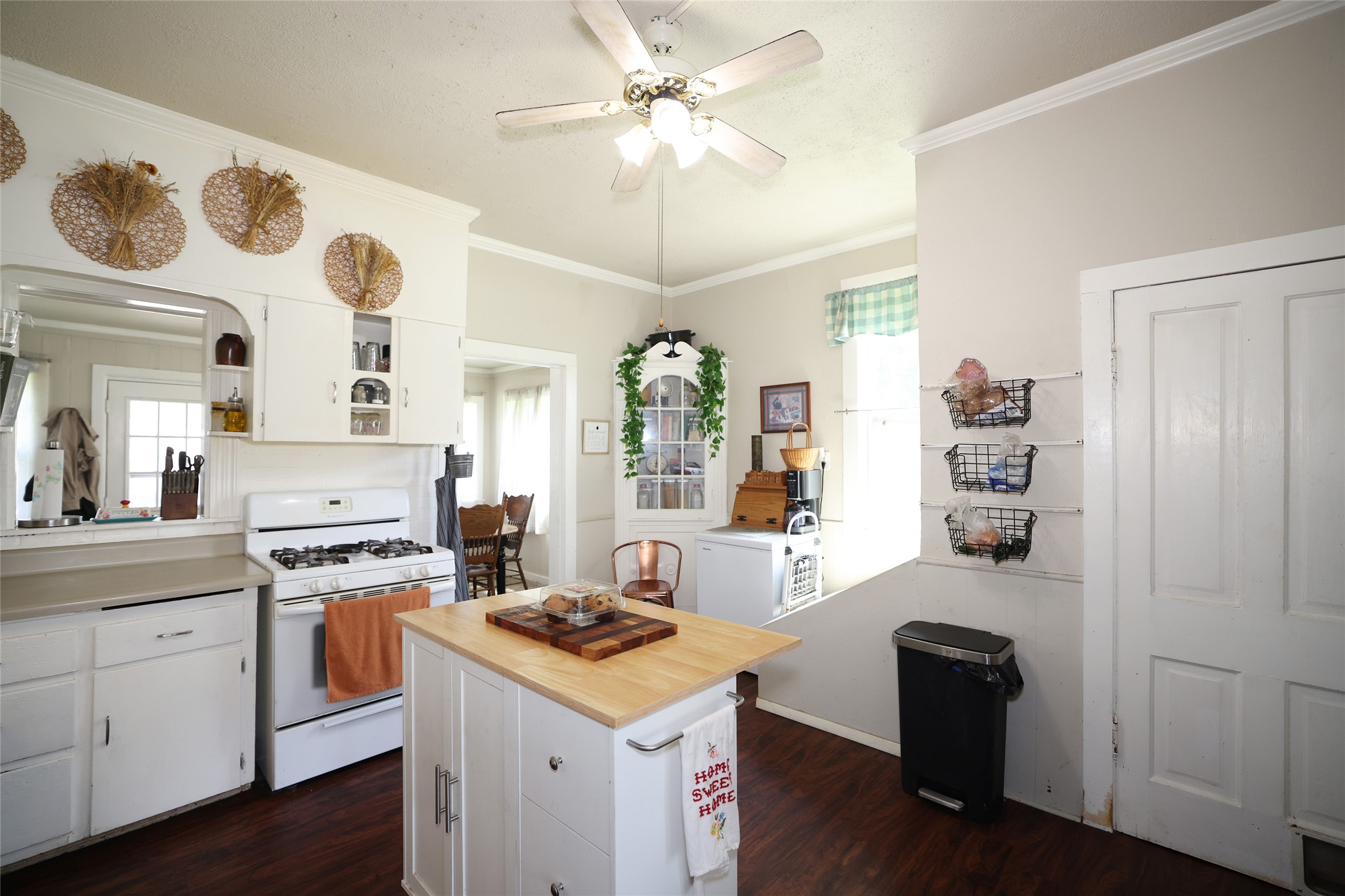 607 Clay Street Property Photo 13