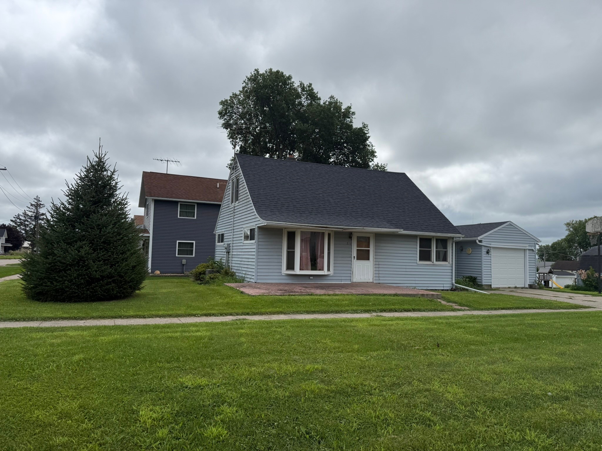 715 Broadway Street Property Photo 1