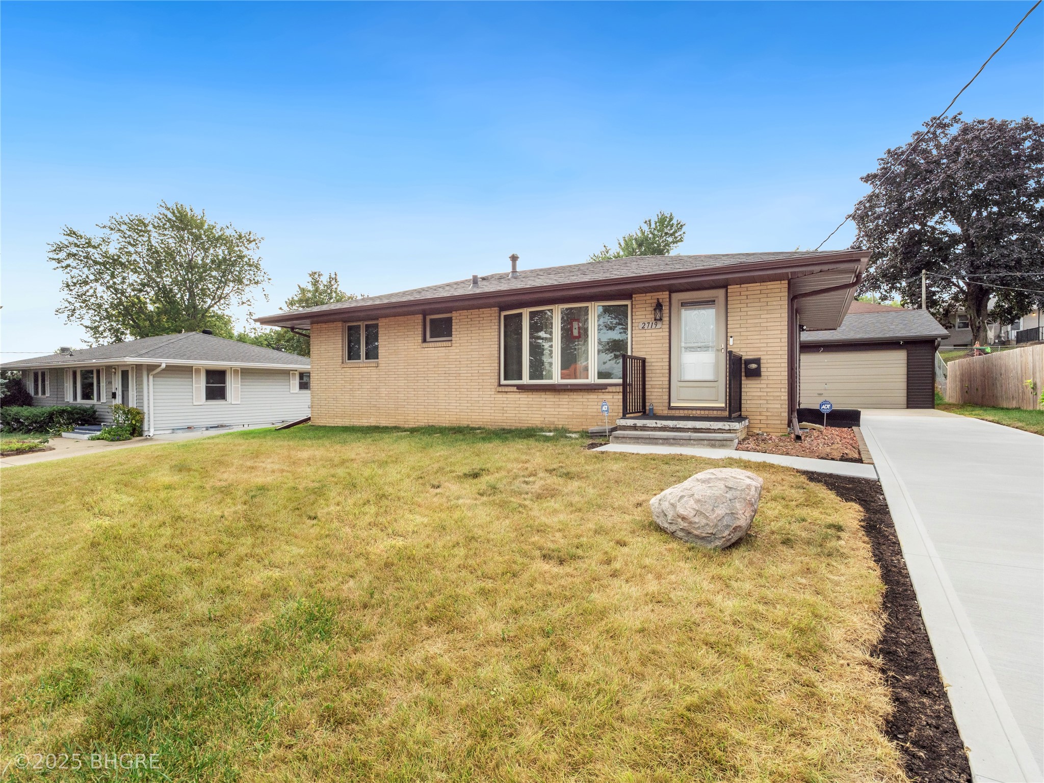 2719 E Tiffin Avenue Property Photo 2