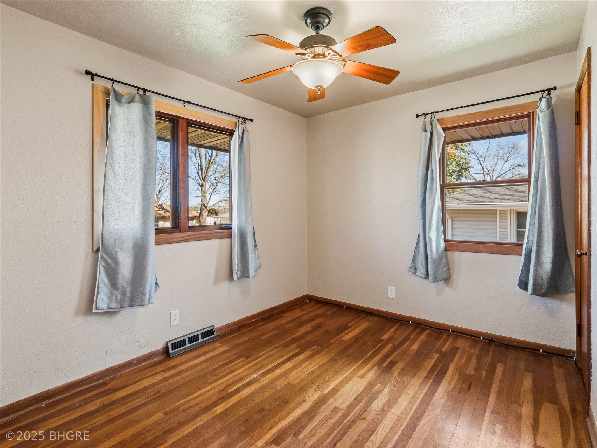 2719 E Tiffin Avenue Property Photo 15