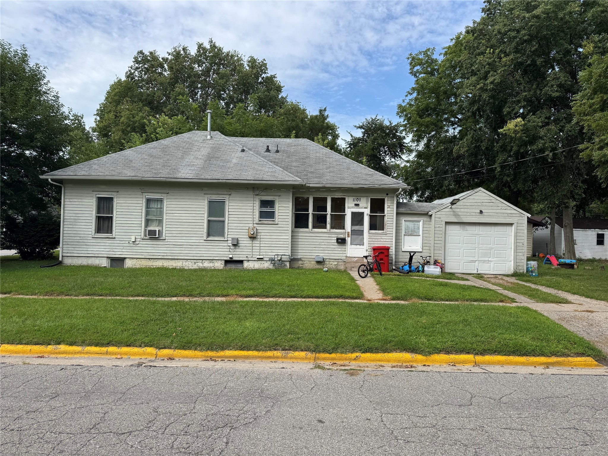 1101 Lincoln Way Property Photo 1