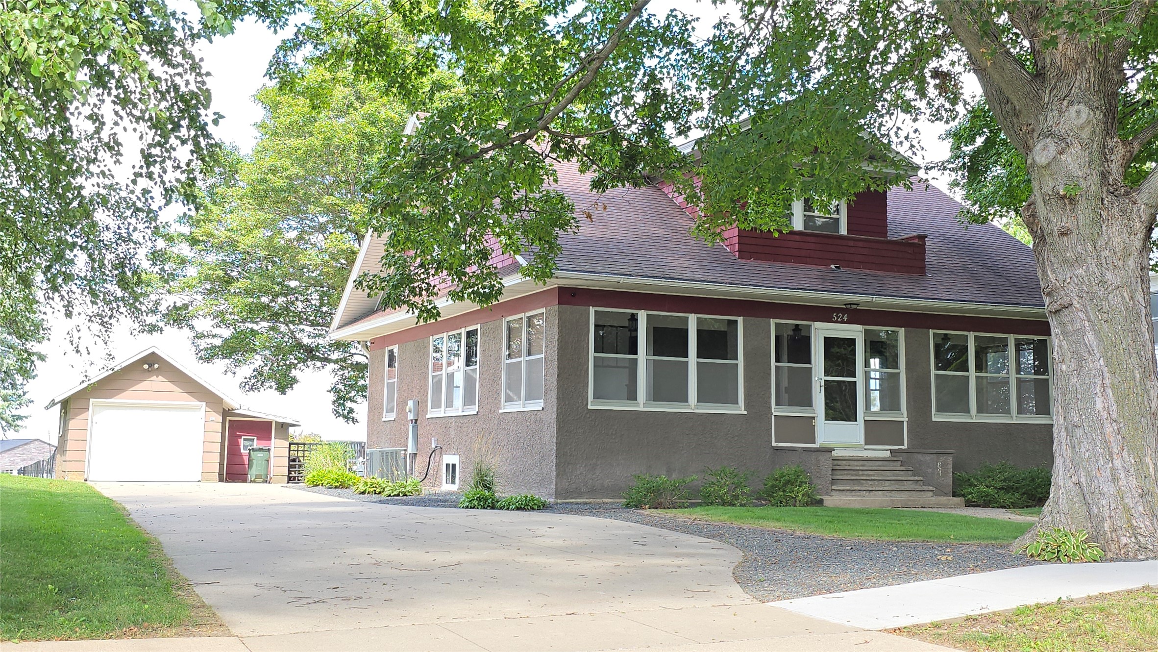 524 W Pershing Drive Property Photo 1