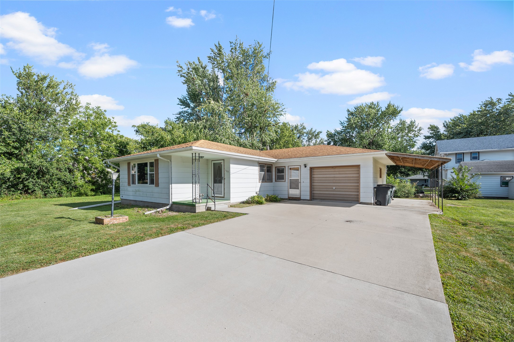 105 E North Street Property Photo 1