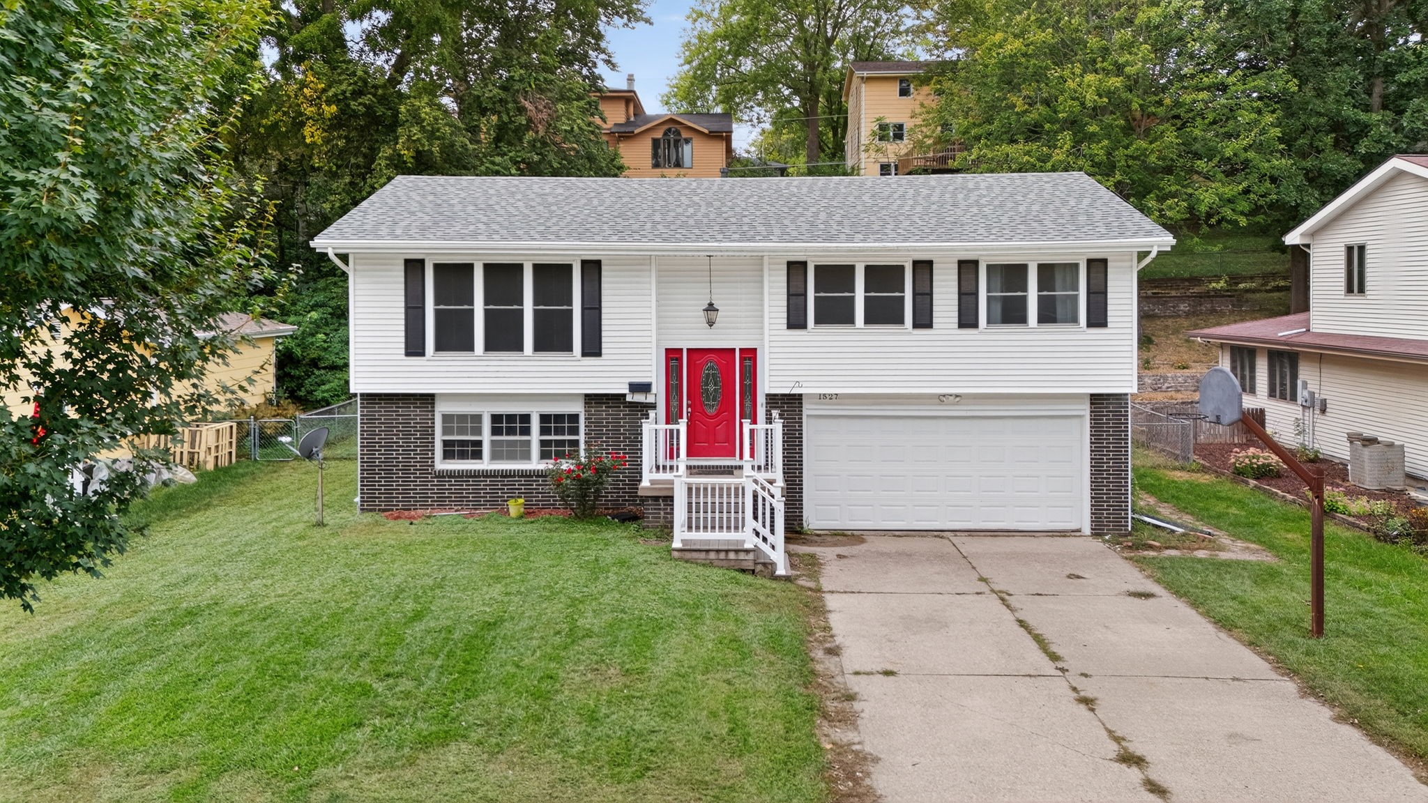 1527 Meadowlane Avenue