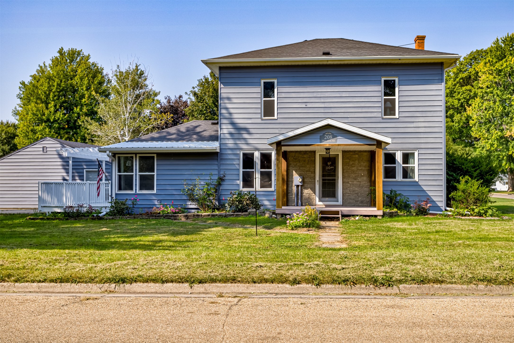 208 3rd Avenue Ne Property Photo 1