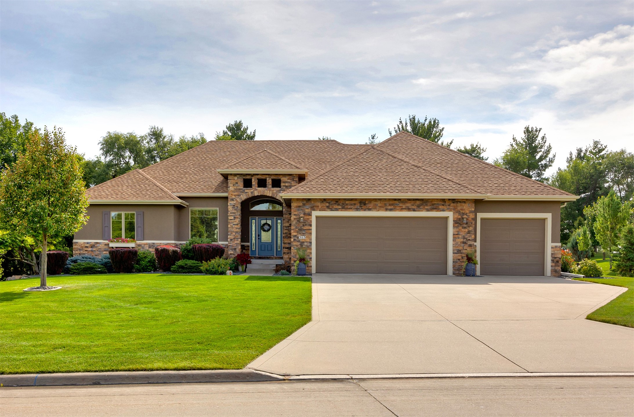 313 Oakwood Drive Property Photo 1