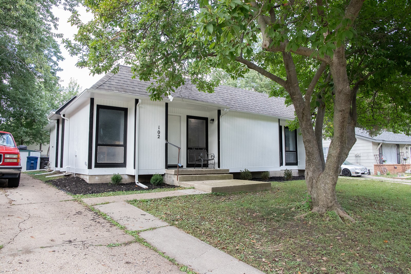 102/104 E Emma Avenue Property Photo 1