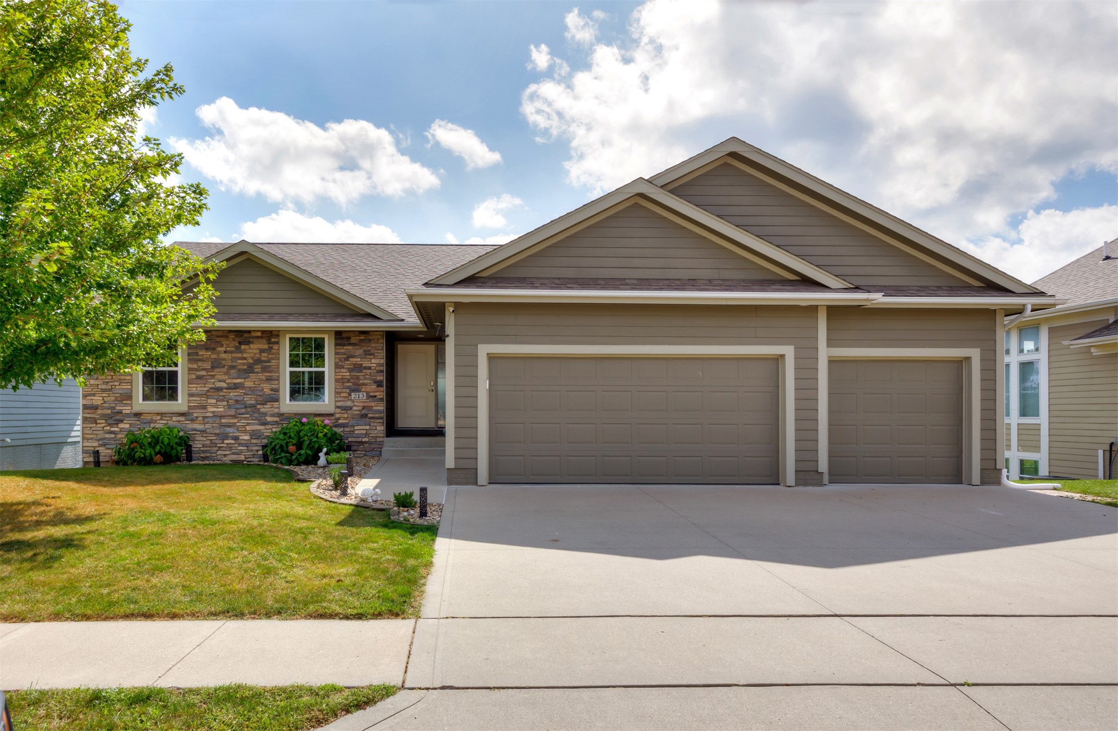 213 Sw Carriage Drive Property Photo 1