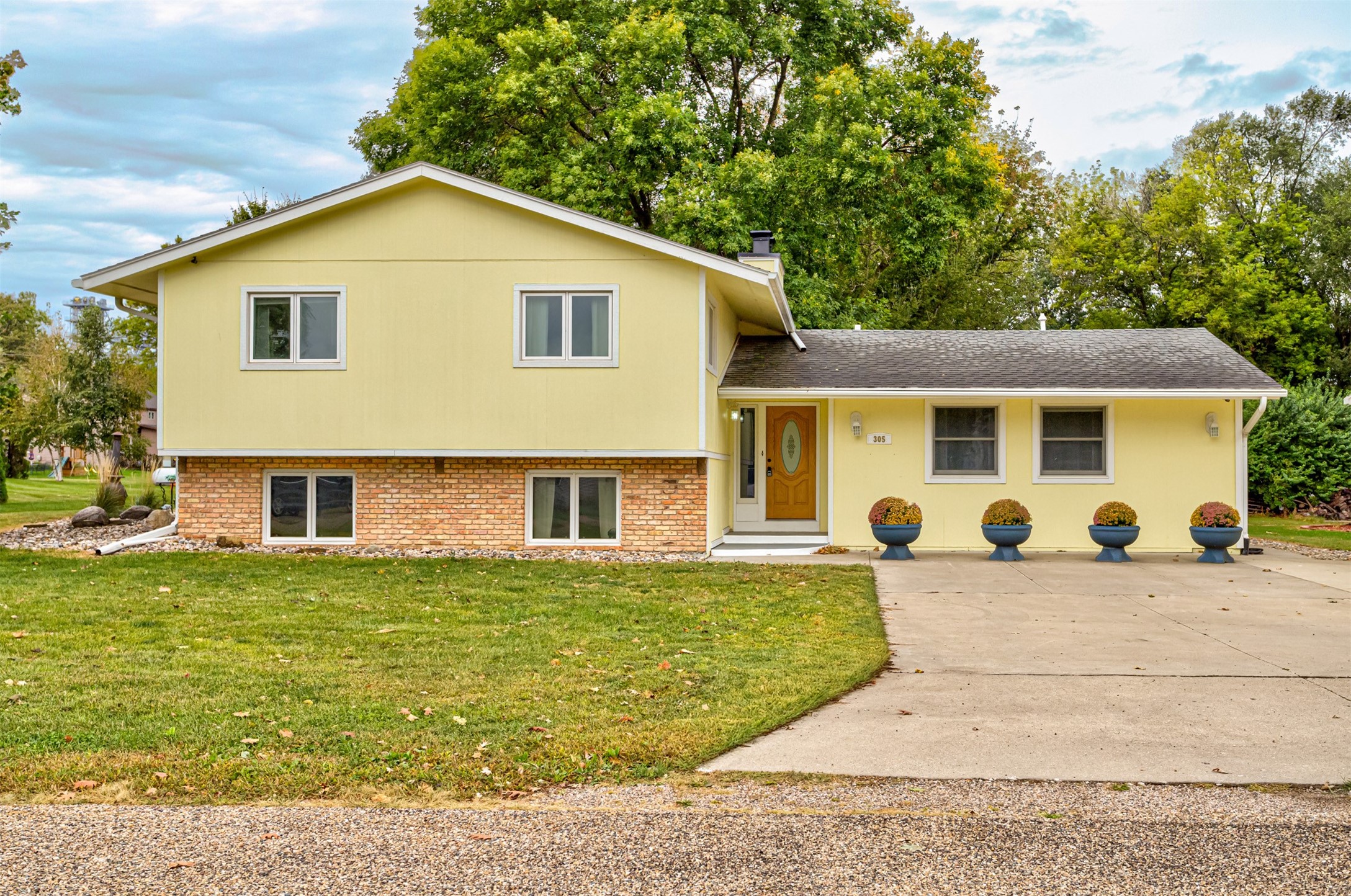 305 1st Avenue Property Photo 1