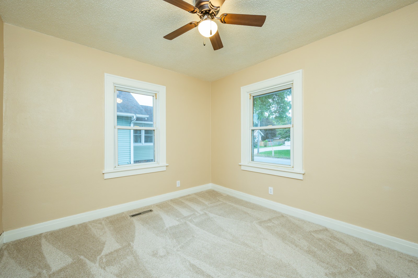 506 N 8th Avenue E Property Photo 5
