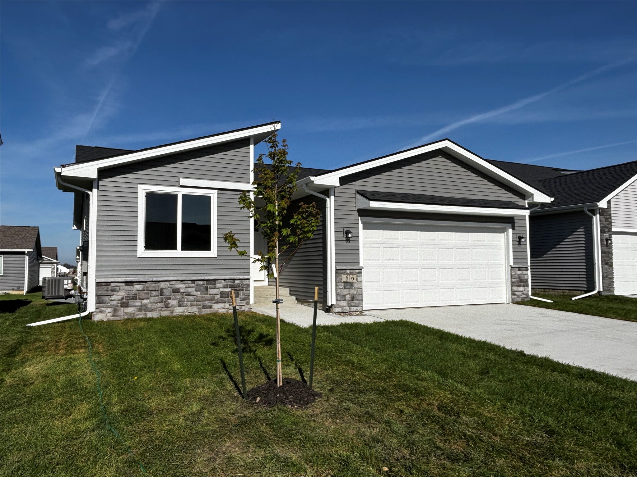 616 NE Oak Ridge Drive Property Photo 1