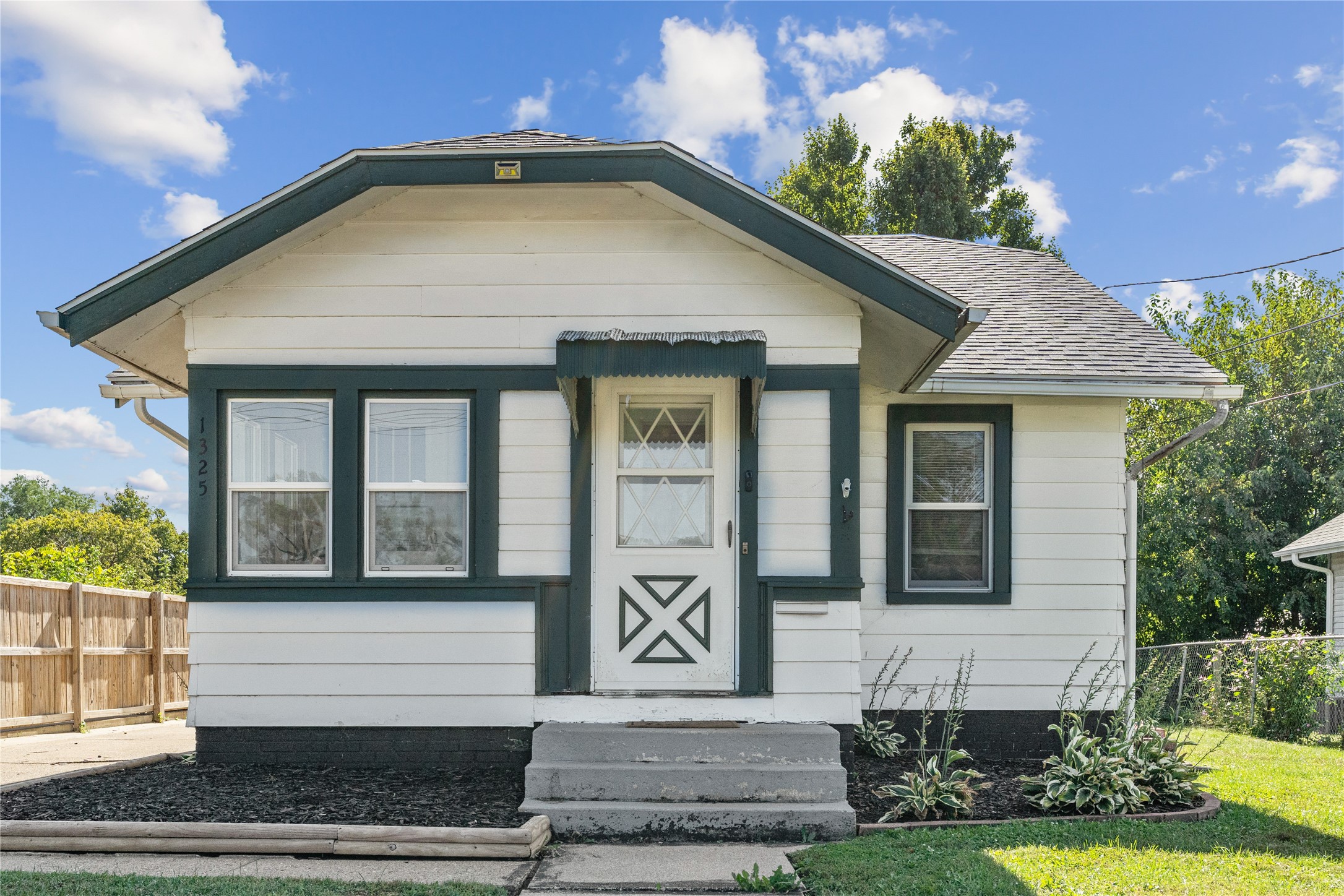 1325 N 4th Avenue E Property Photo 1