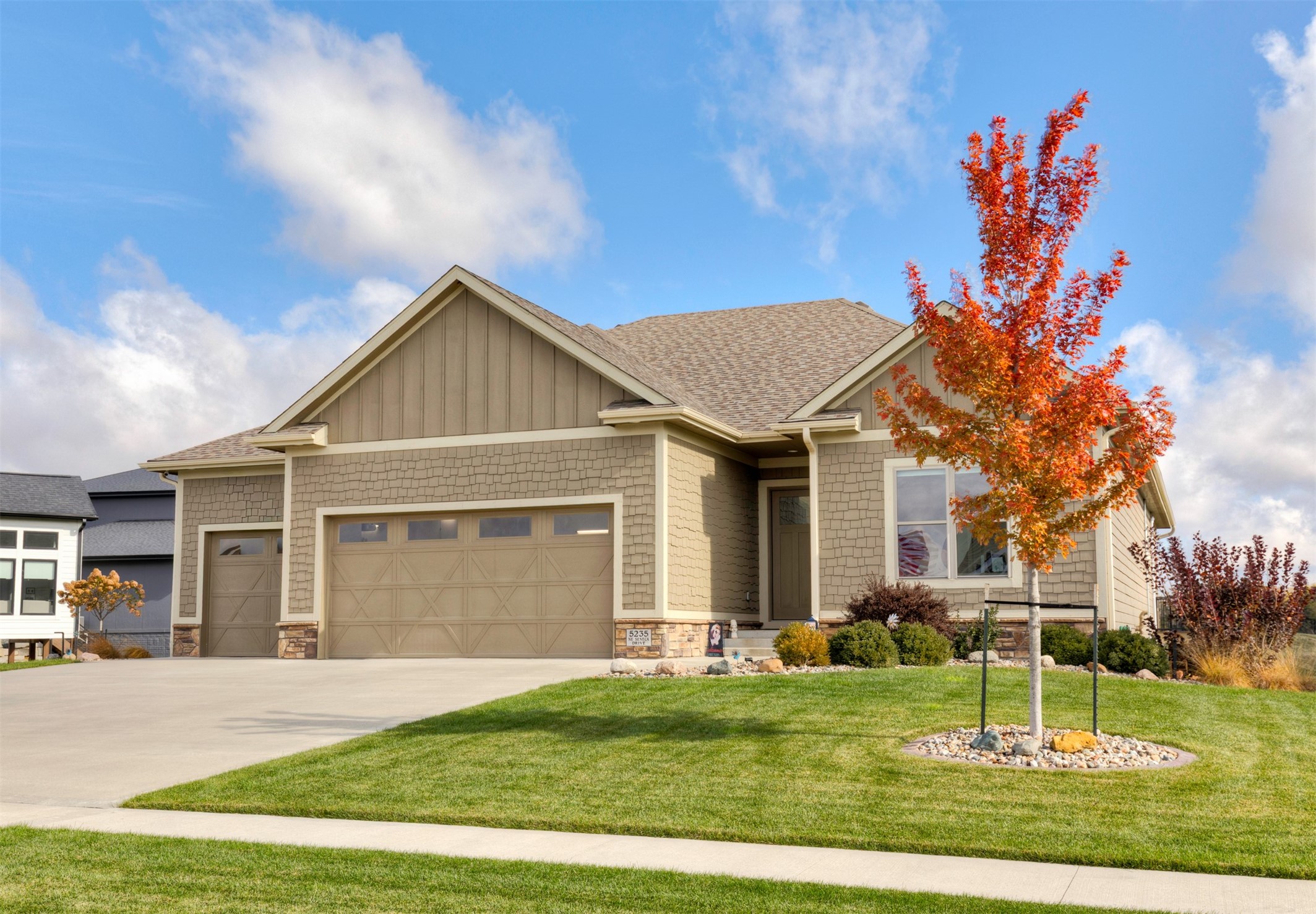 5235 Ne Seneca Drive Property Photo 1