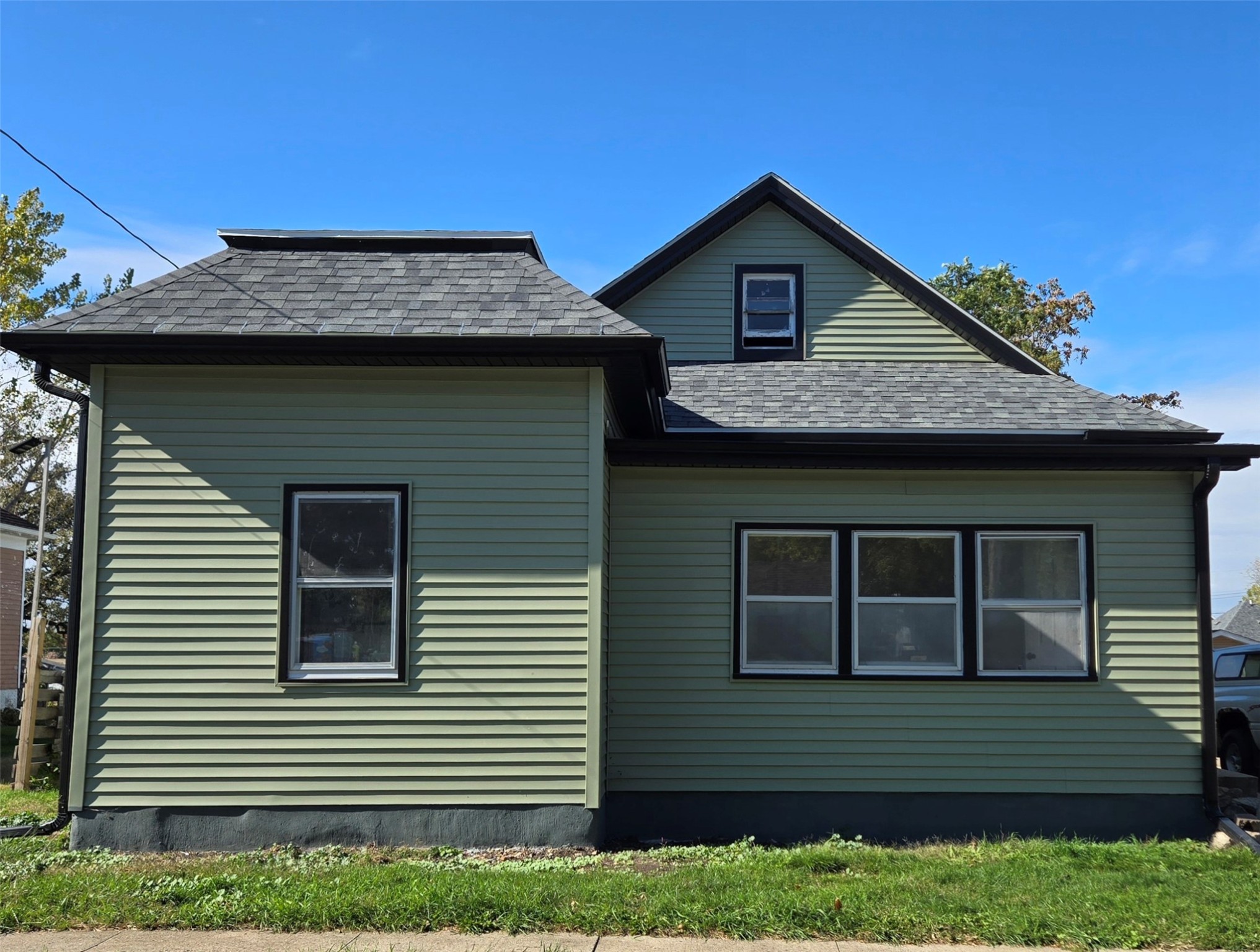 413 E 4th Street S Property Photo 1