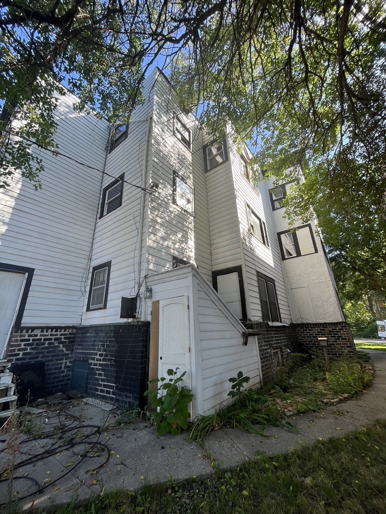 672 19th Street Property Photo 4
