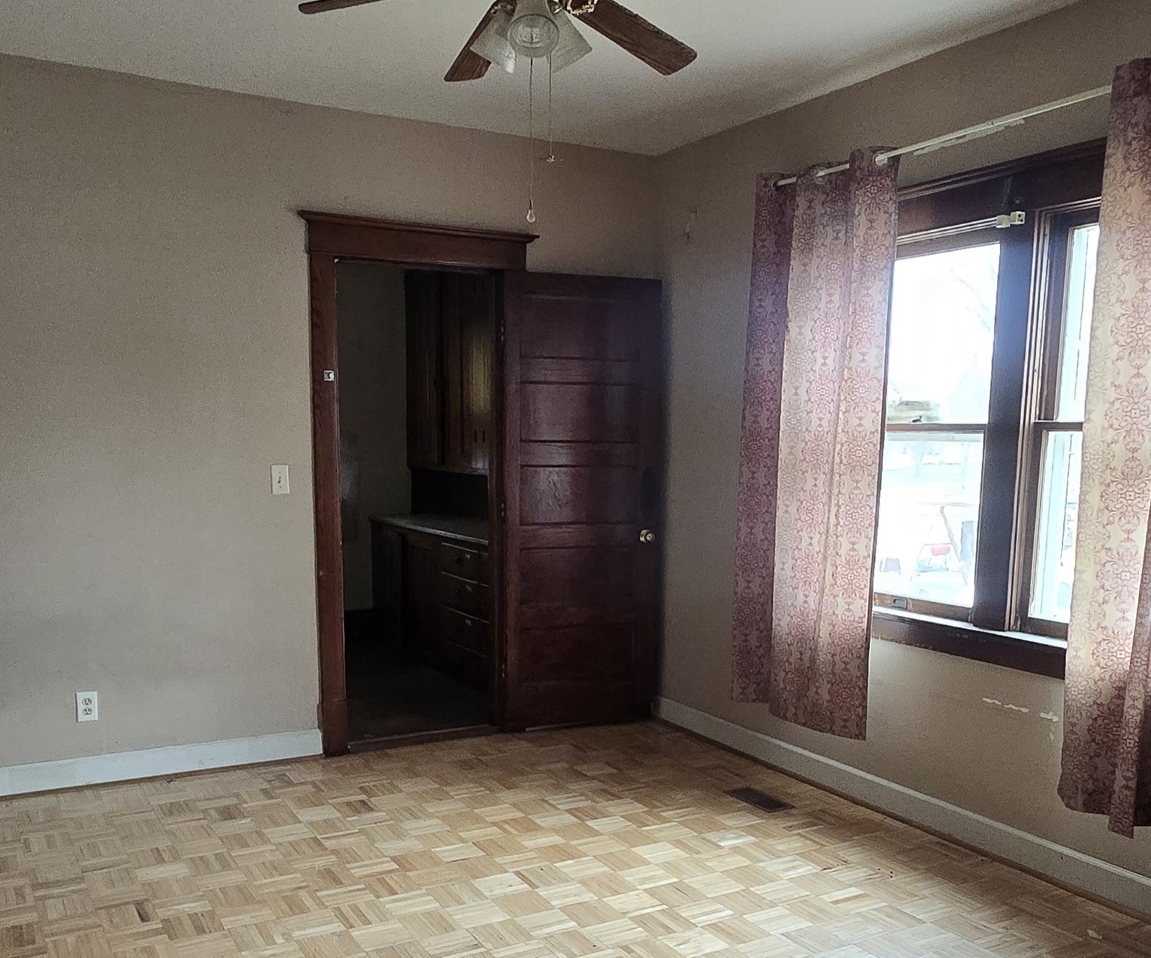 608 S Broadway Street Property Photo 23