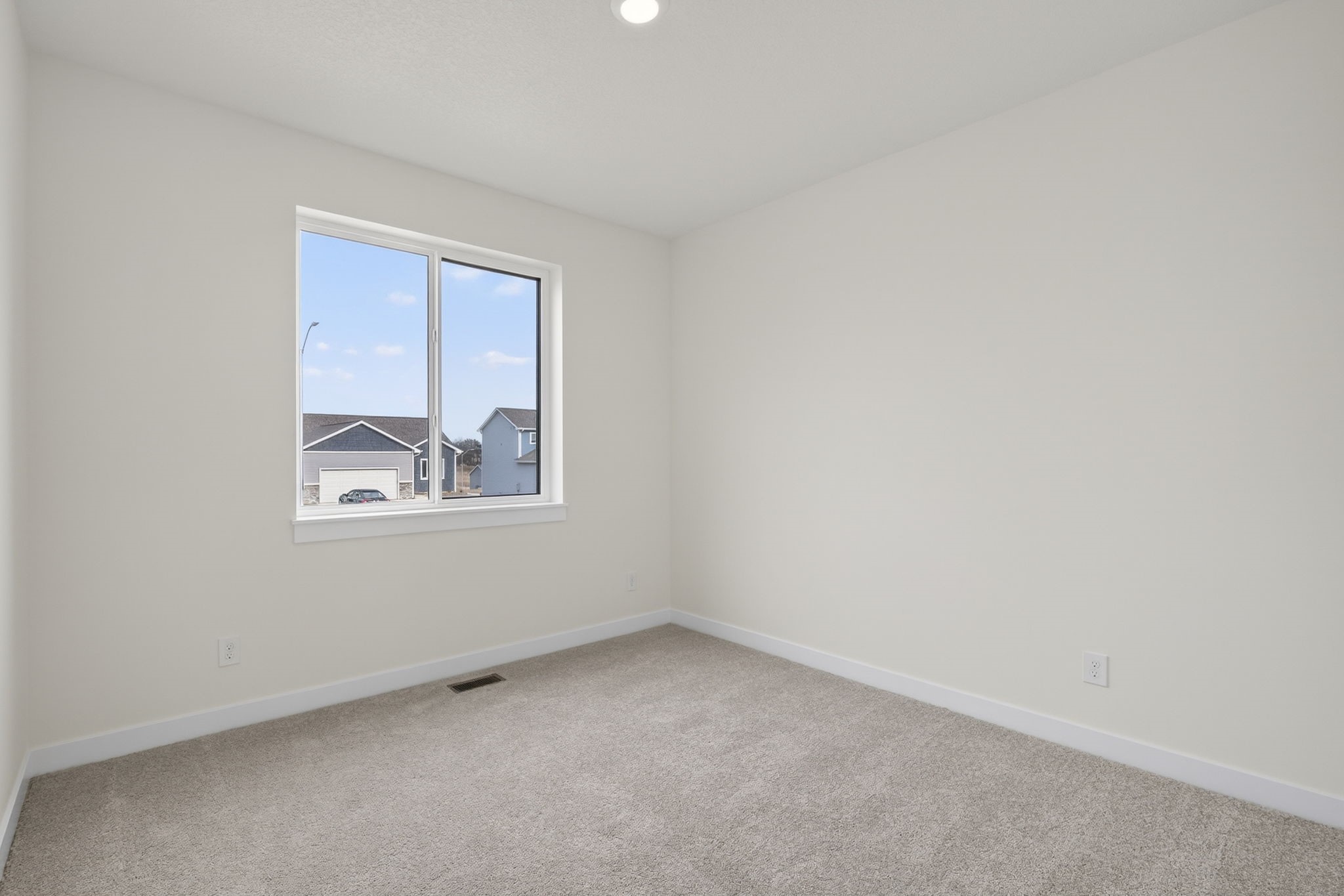 718 Plainside Avenue Property Photo 4