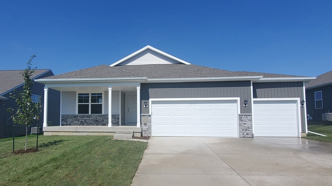 1049 Hillside Place Property Photo 1
