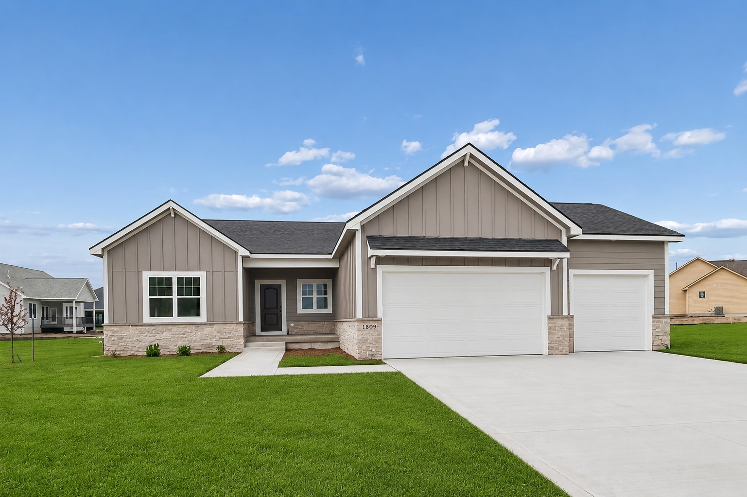1809 Ne Pine Lake Circle Property Photo 1