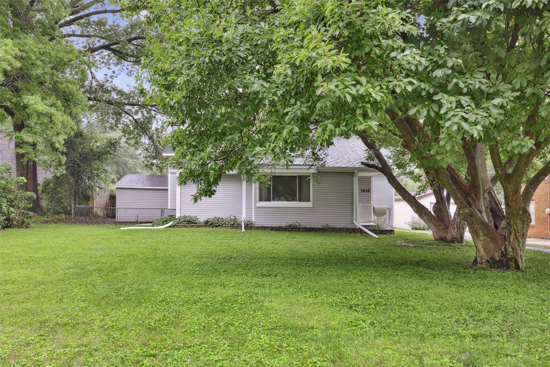 1616 Southlawn Drive Property Photo 3