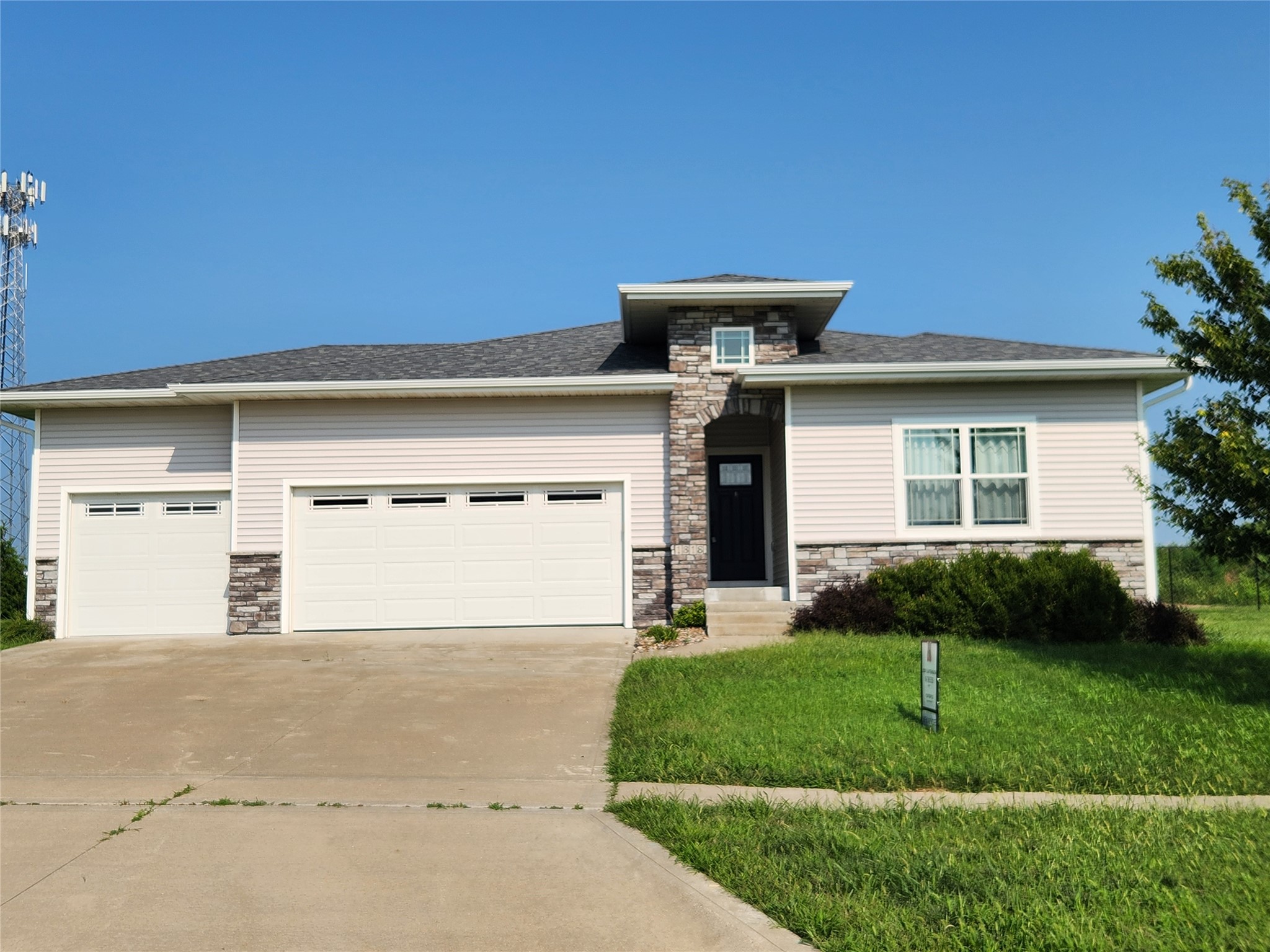 1818 Lakeview Drive Property Photo 1