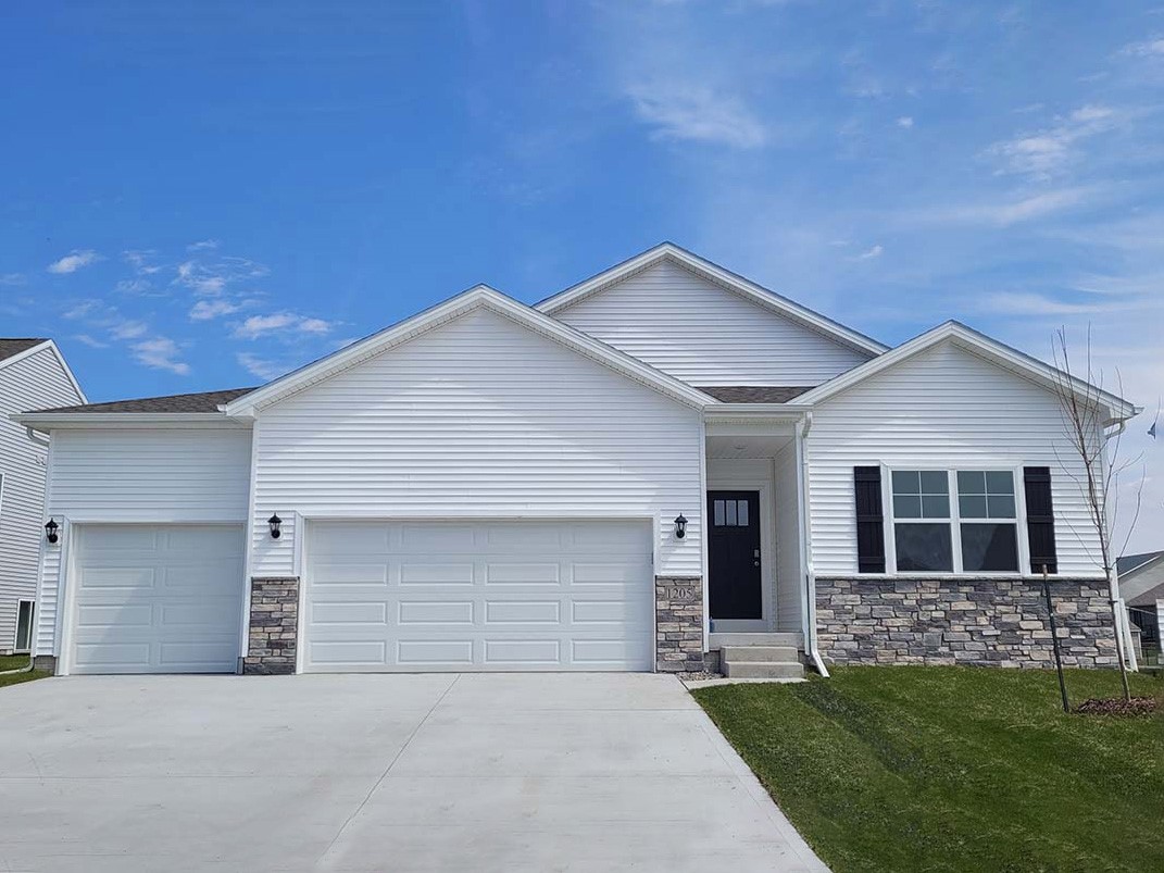 1009 Hillside Place Property Photo 1