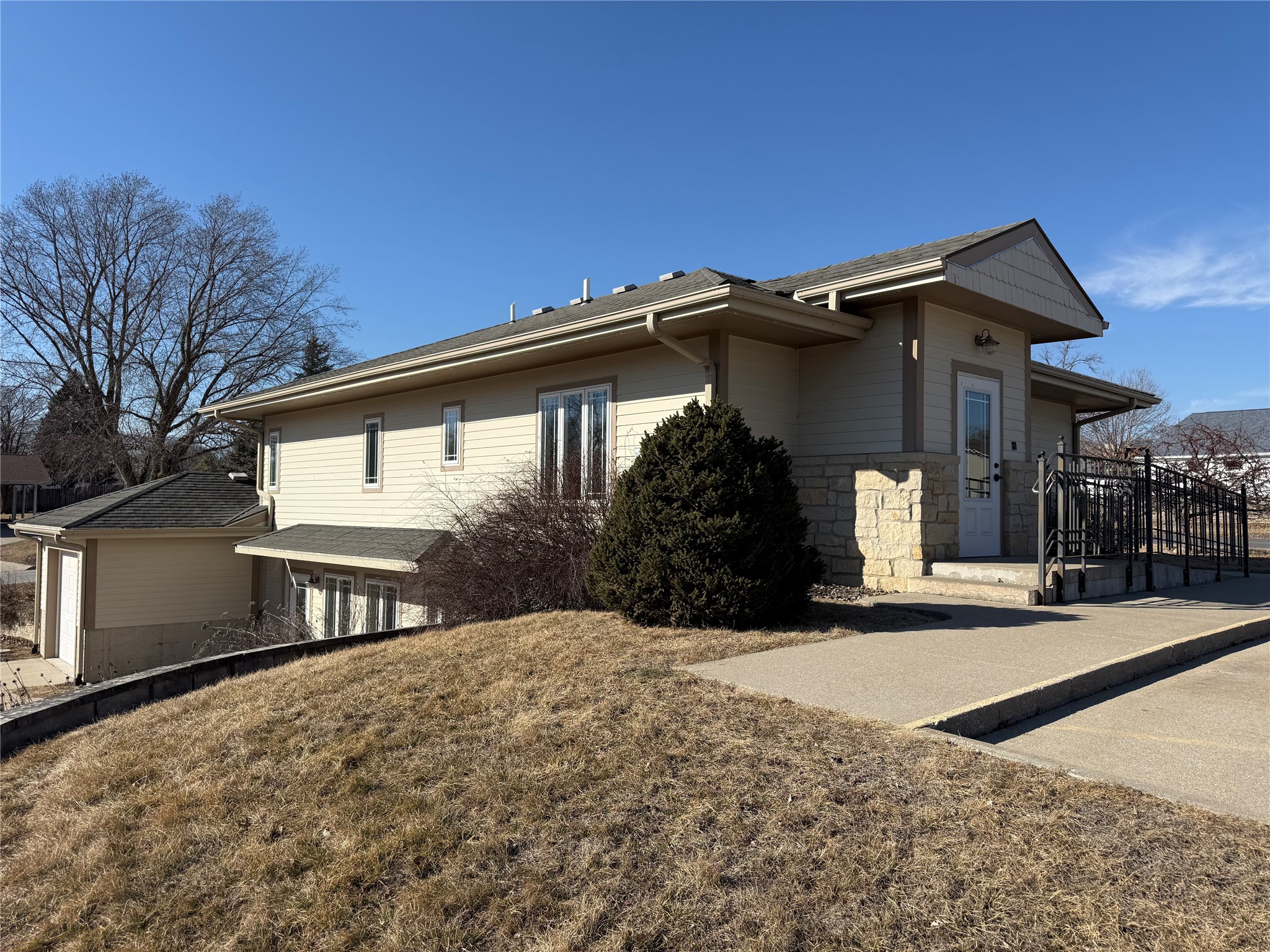 124 W Summit Street Property Photo 1