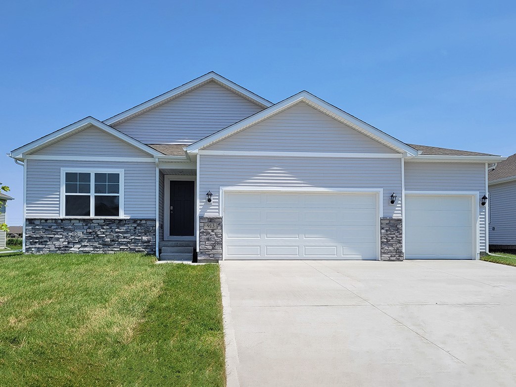 939 Hillside Place Property Photo 1