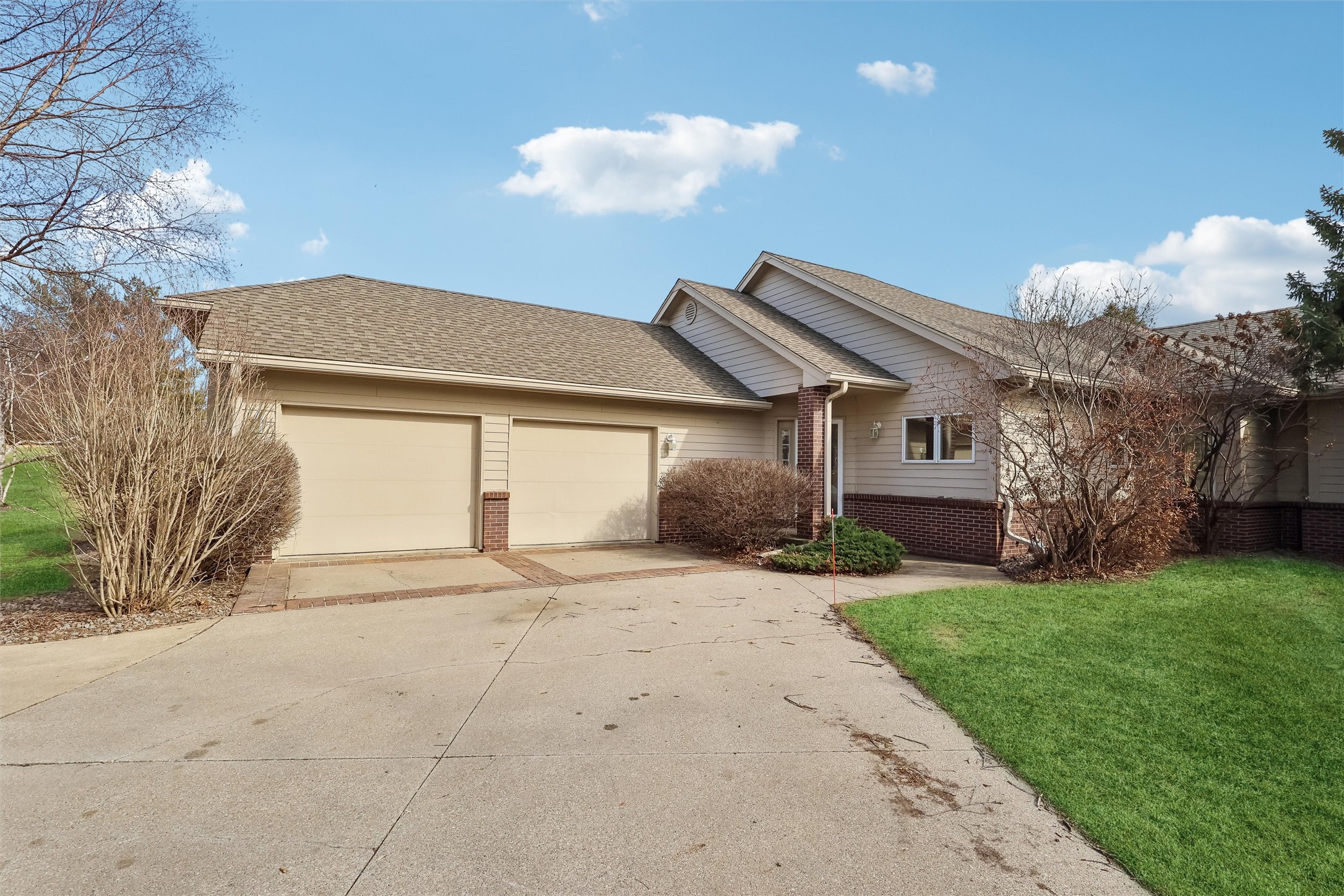 1104 Glen Oaks Drive Property Photo 1