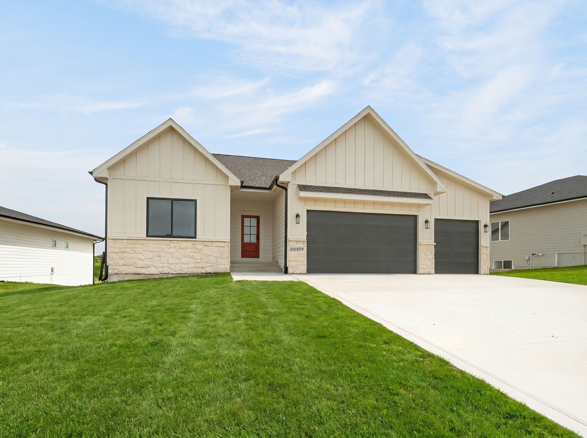 16408 N Valley Drive Property Photo 1