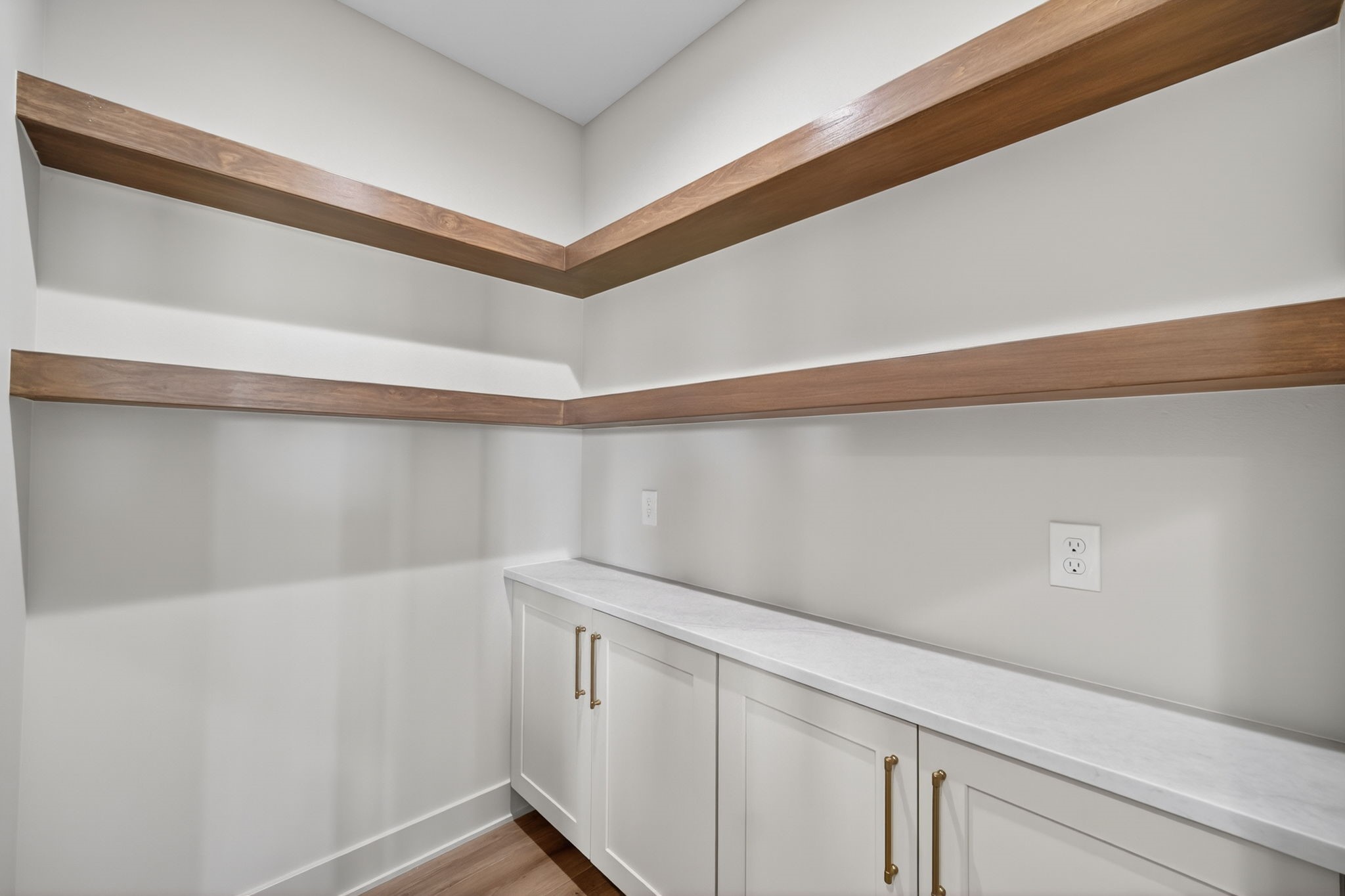 16408 N Valley Drive Property Photo 9