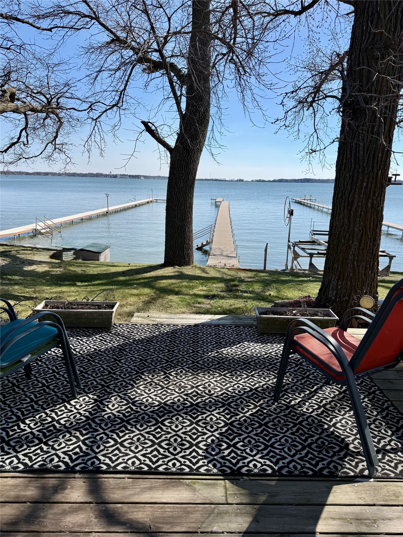 725 N Shore Drive Property Photo 3