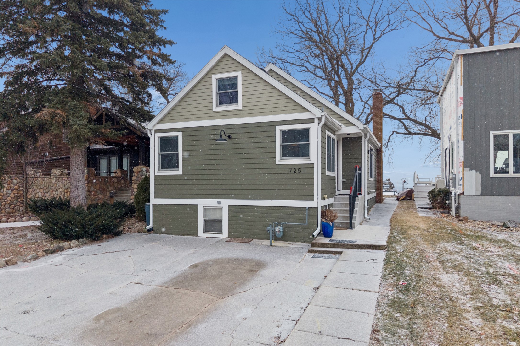 725 N Shore Drive Property Photo 5