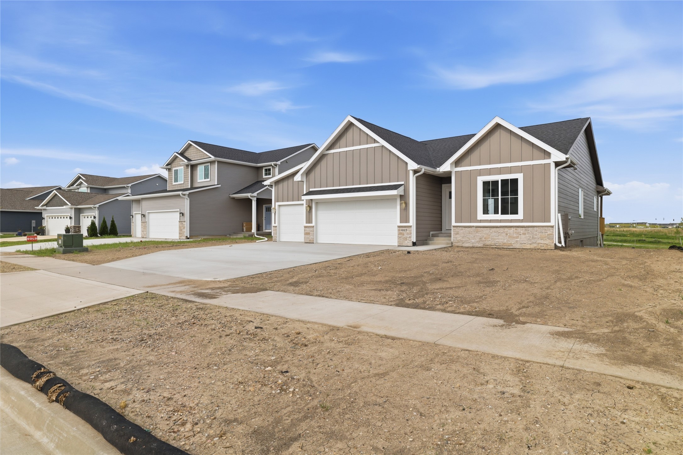 665 NW Rosemont Drive Property Photo 1