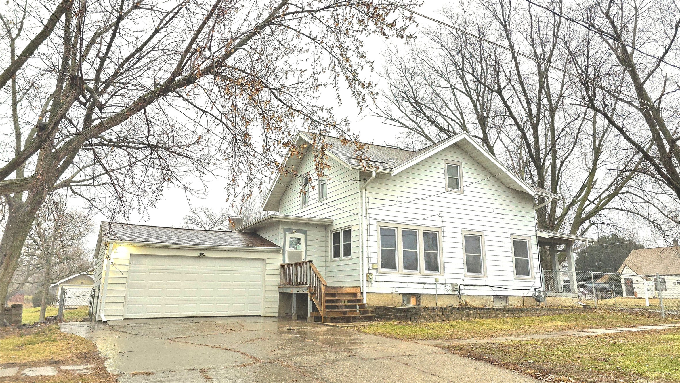 701 E 5th Street N Property Photo 1