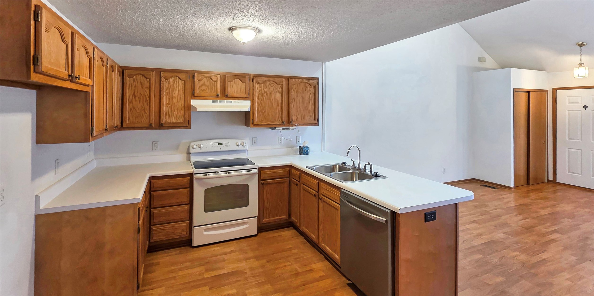 431 Se Woodbine Drive Property Photo 3