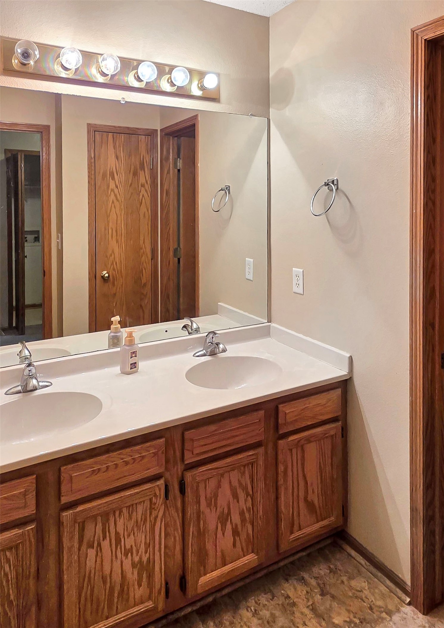 431 Se Woodbine Drive Property Photo 6