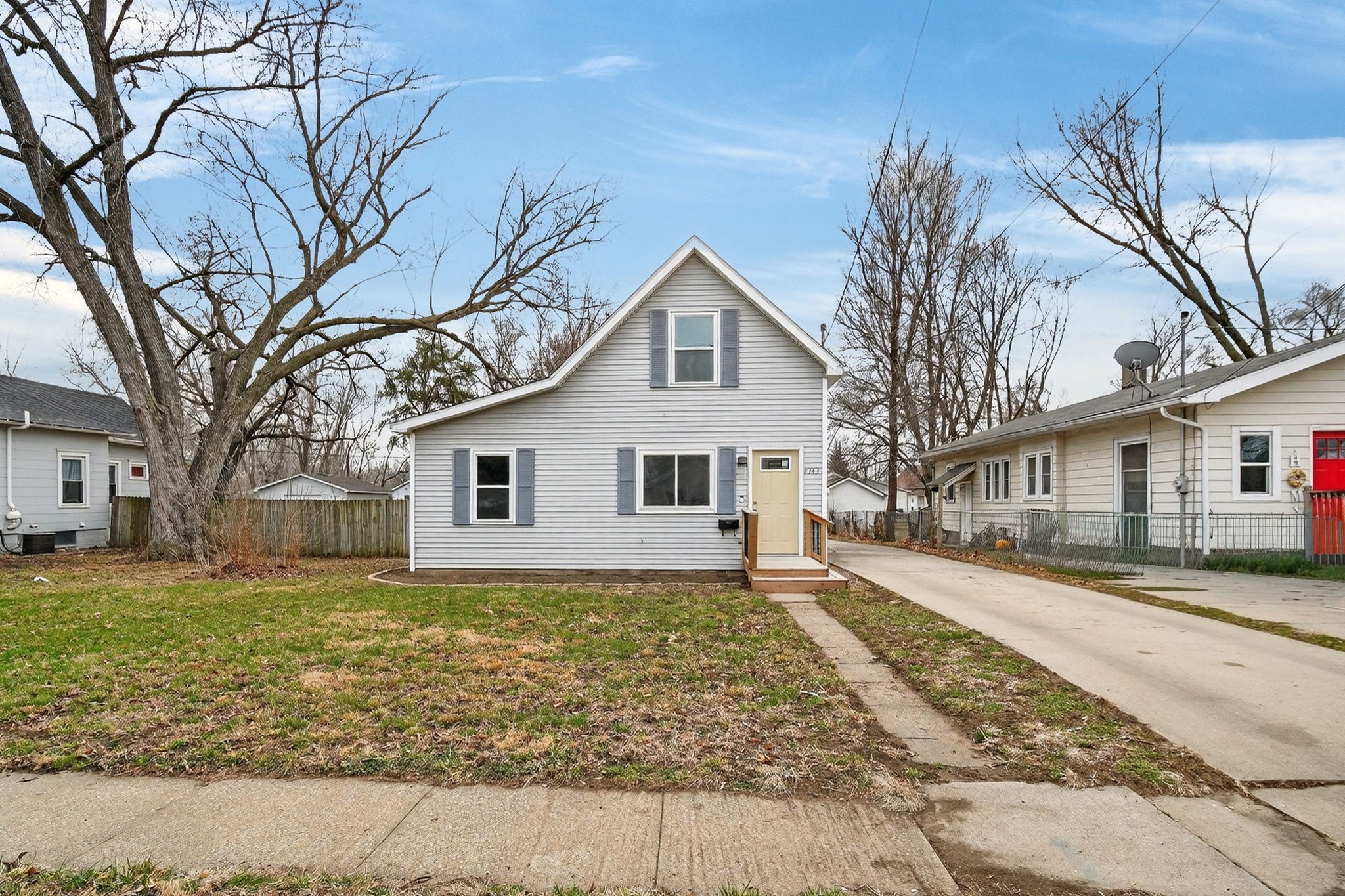2343 E Grand Avenue Property Photo 1