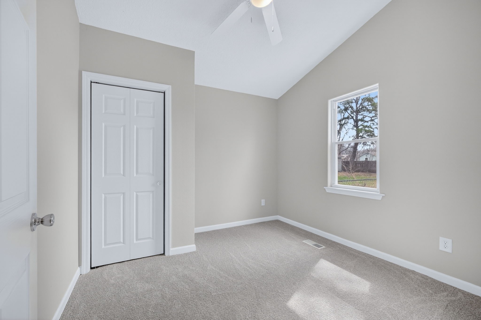 2343 E Grand Avenue Property Photo 15