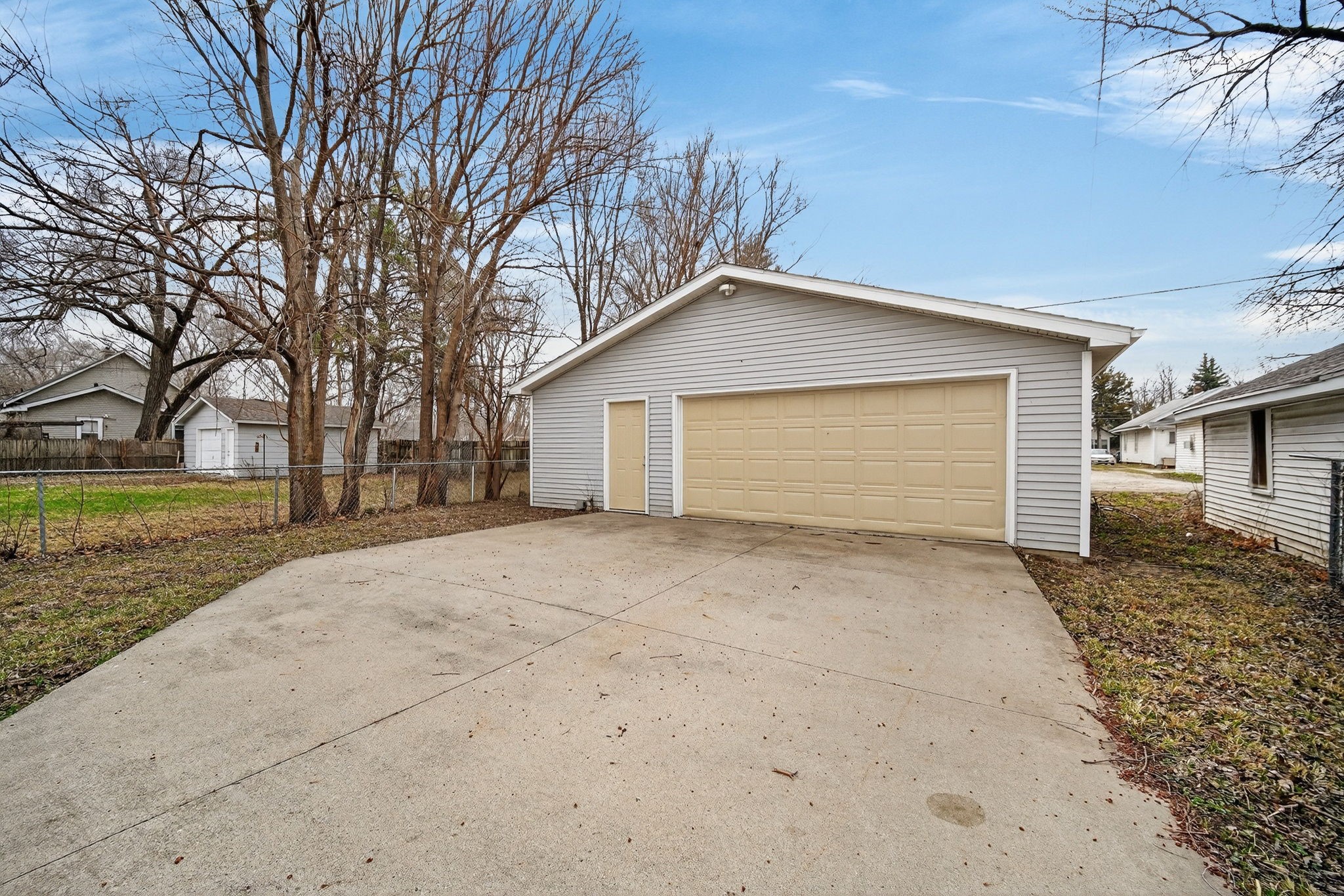 2343 E Grand Avenue Property Photo 26