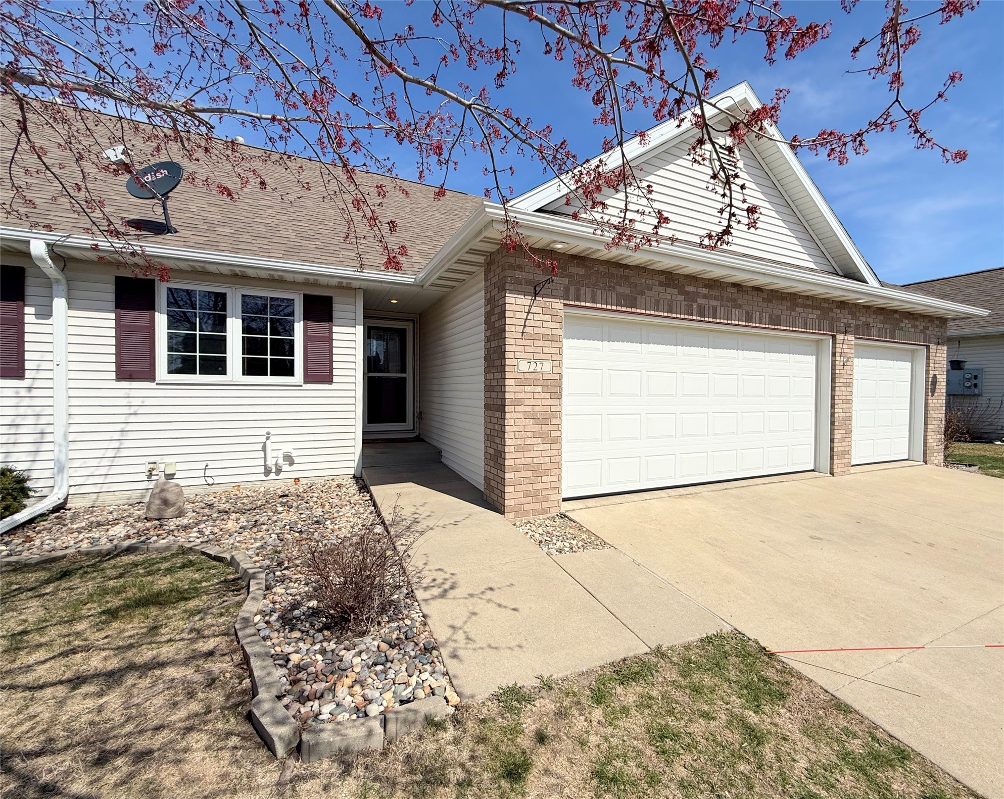 727 Se Ponds Edge Circle Property Photo 1