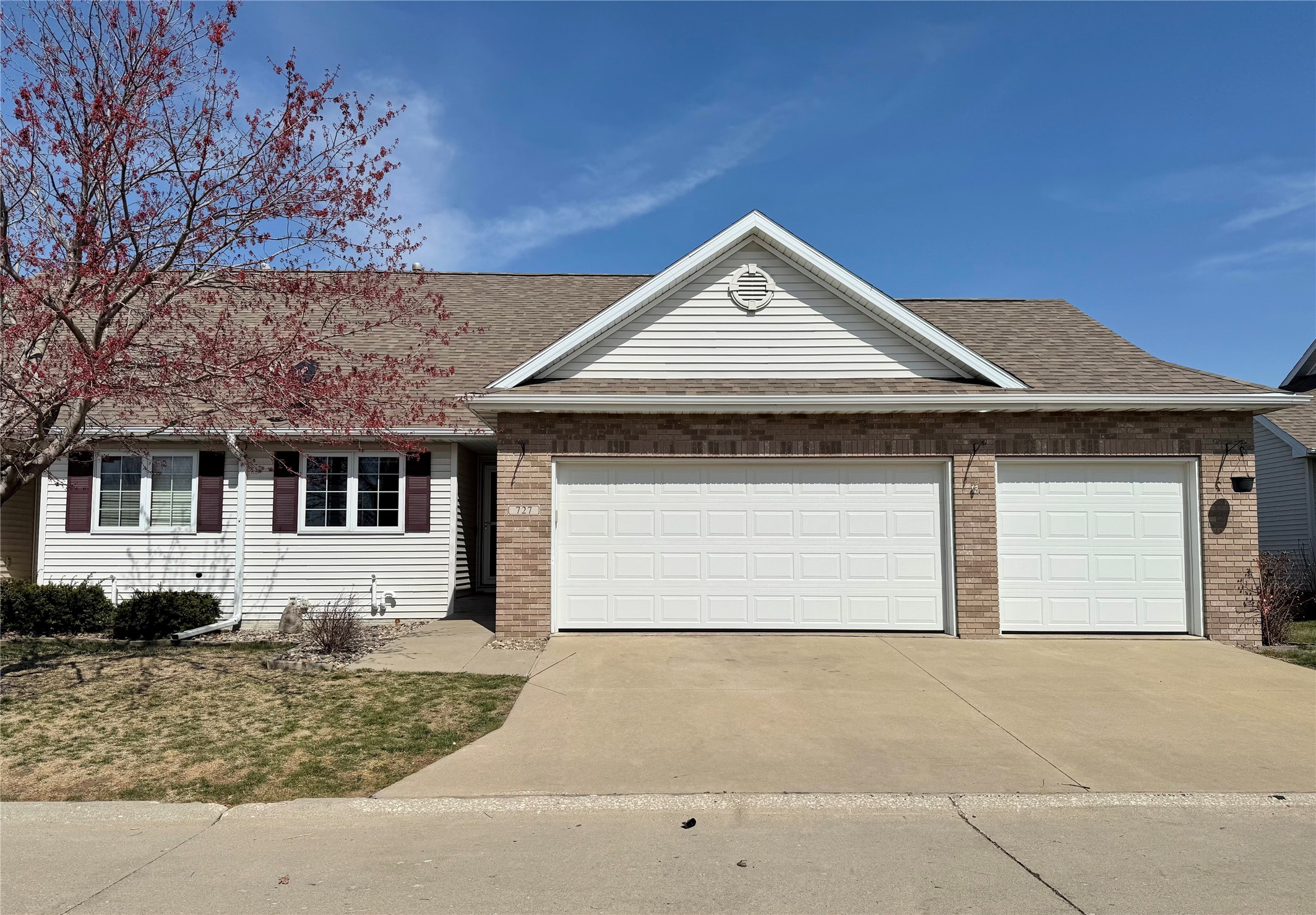 727 Se Ponds Edge Circle Property Photo 2