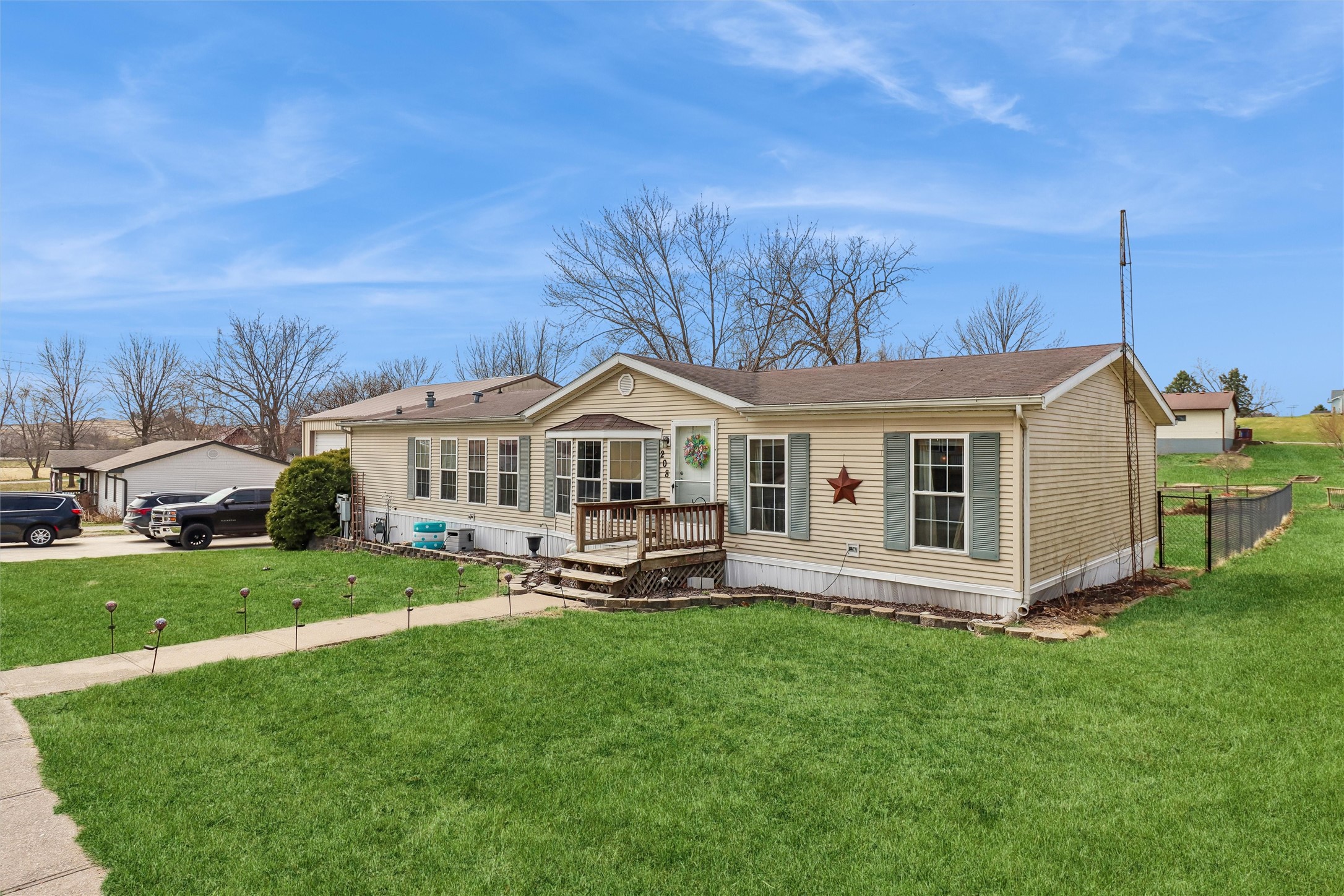 208 S East Avenue Property Photo 1