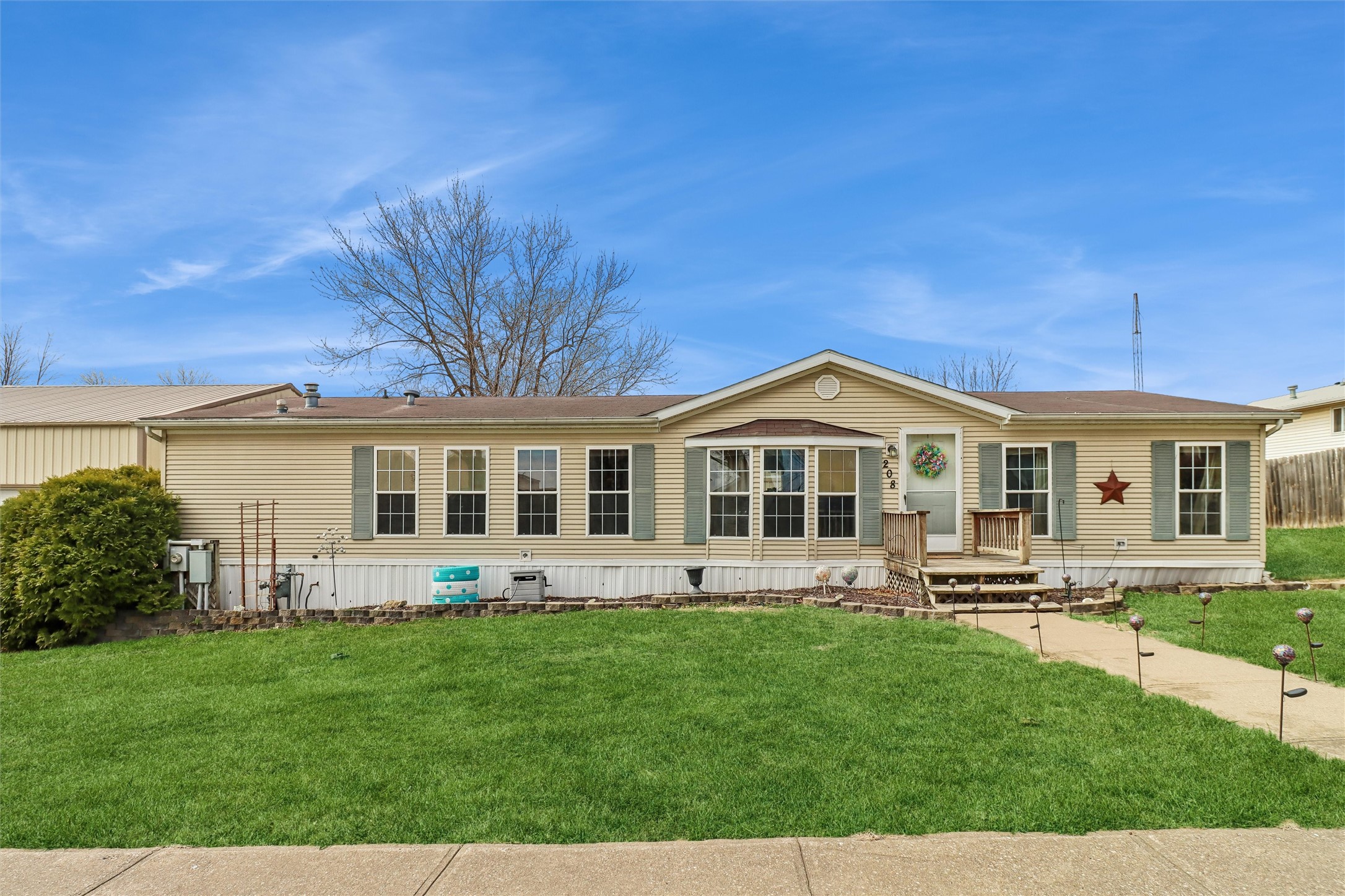208 S East Avenue Property Photo 4