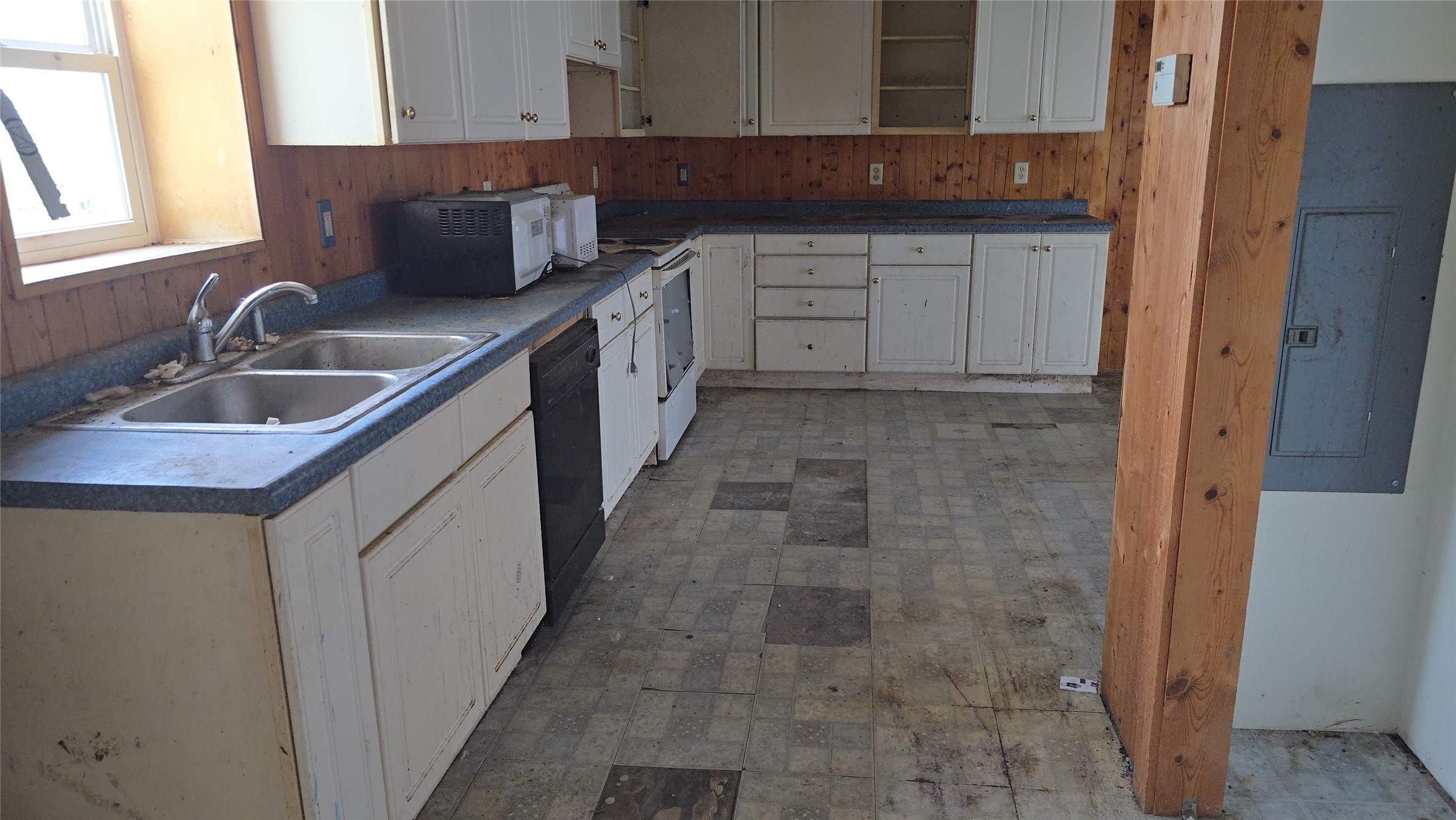 605 N 1st Avenue Property Photo 9