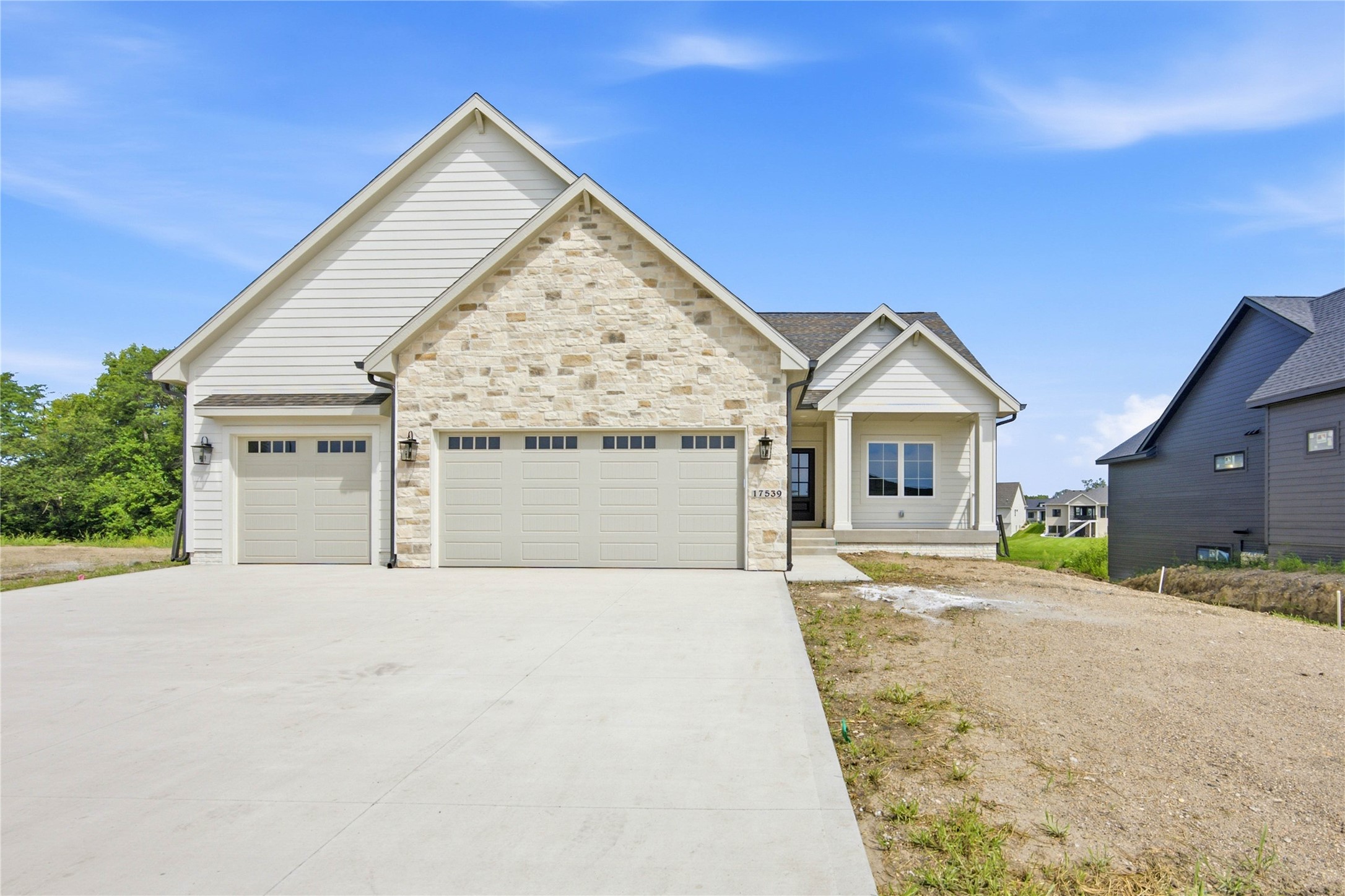 17539 North Valley Drive Property Photo 1