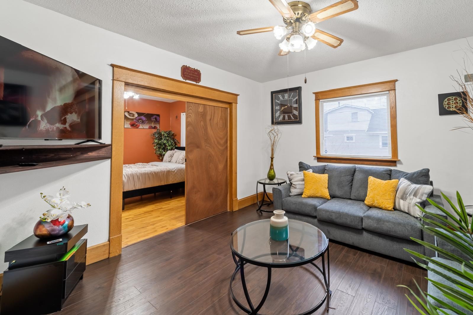 2411 E 9th Street Property Photo 5