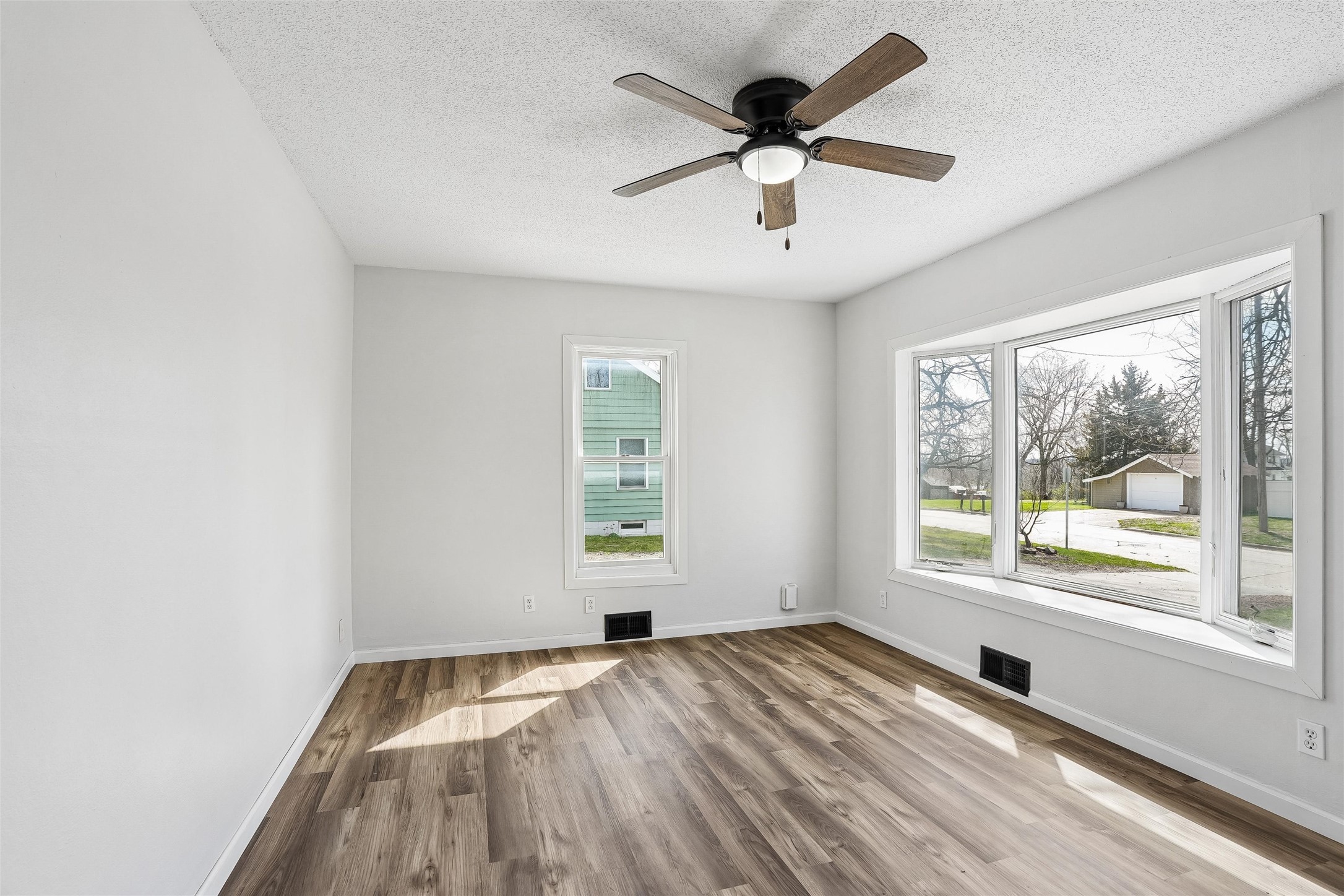 312 S 15th Avenue W Property Photo 4