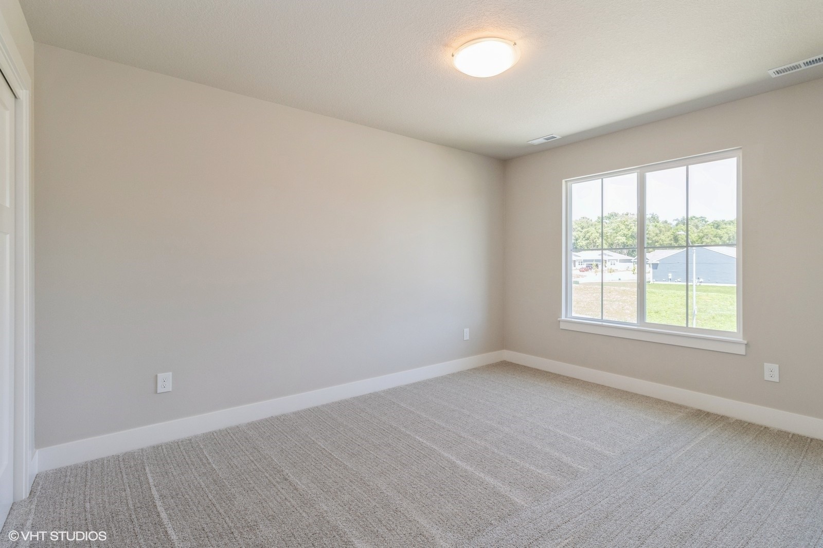 2426 E 50th Court Property Photo 14